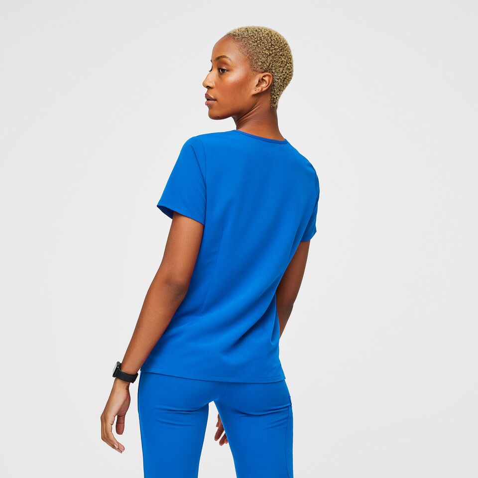 https://creative.wearfigs.com/asset/fe683a09-0e28-4de4-a692-cc2d966ebd1d/SQUARE/Women-Casma-Two-Pocket-Scrub-Top_royalblue-4