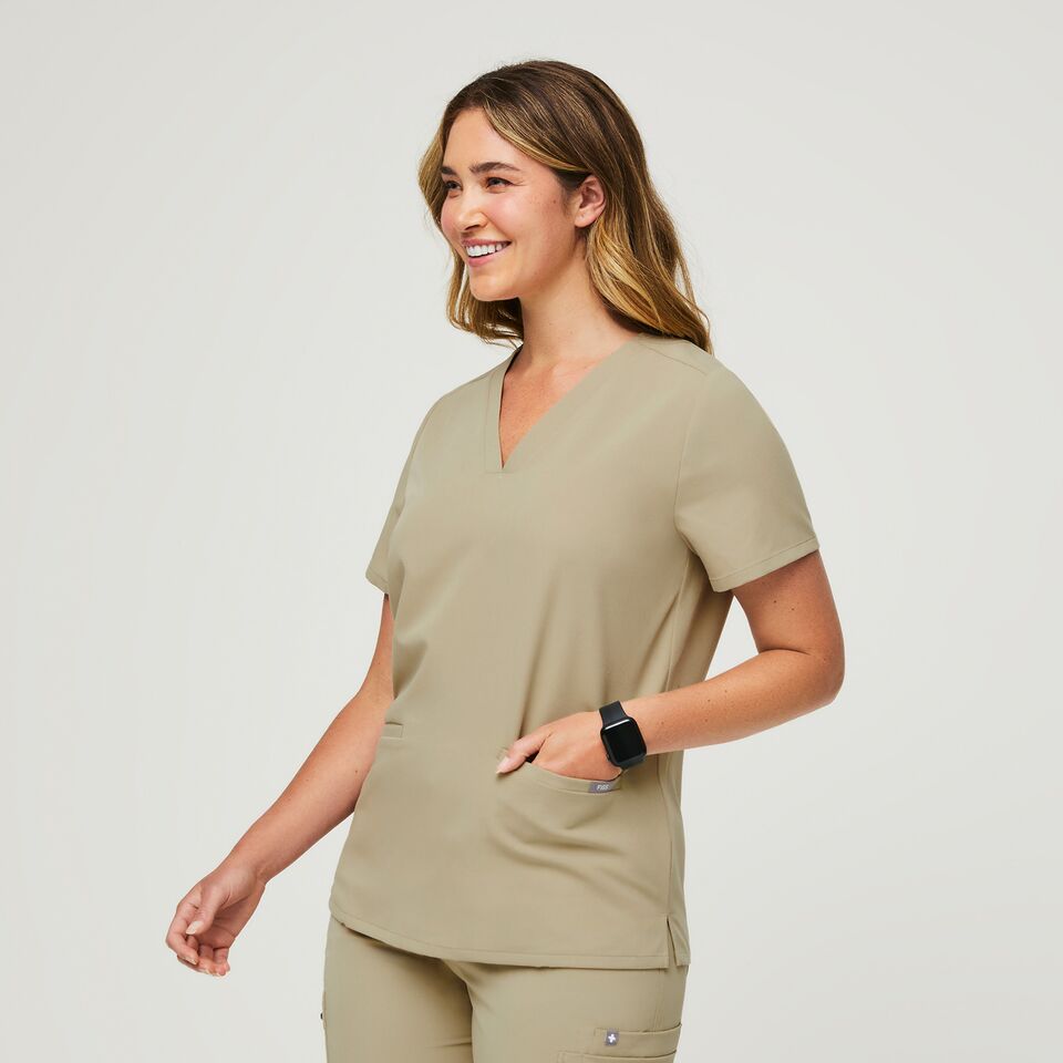https://creative.wearfigs.com/m/514abcd71b5da604/SQUARE-ALT_W_Casma_Sandstone_Q2_2022_-3