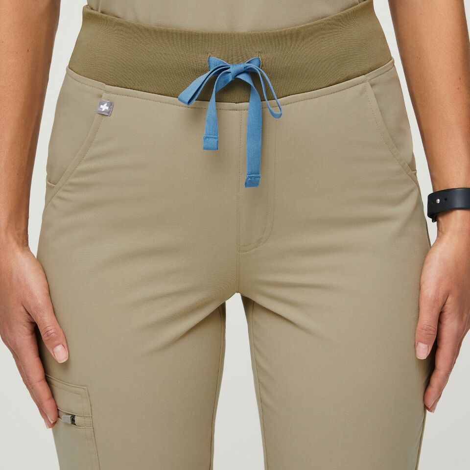https://creative.wearfigs.com/m/527a3d3ede2a3be4/SQUARE-W_HW_Zamora_Sandstone_Q2_2022_-5