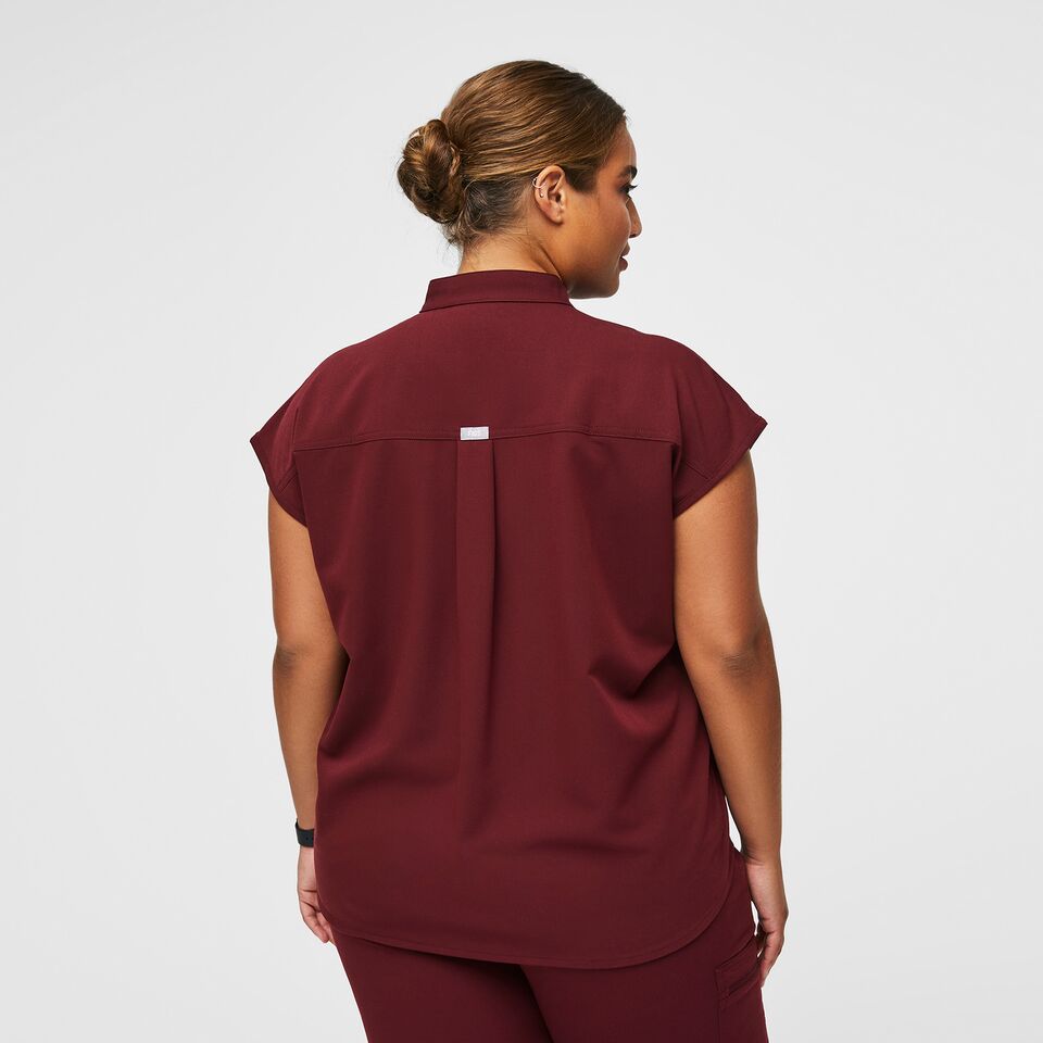 https://creative.wearfigs.com/m/732f6046e2a9ad09/SQUARE-XL_W_Rafaela_Top_Burgundy_Updated_Backrgound_Core_2022_-4