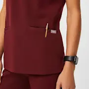 https://images.ctfassets.net/5j6wpslh72e4/14qDQejRRNaIe84w1qcP1v/9f016377fe37ff9dbf5b8b1060013f84/Q3_2023_08_BURGUNDY_CASMA_W_NICOLA_22302.jpg