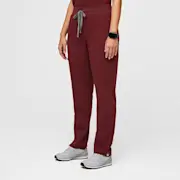 https://images.ctfassets.net/5j6wpslh72e4/1Ctk4aw3YcCDIChwEpdosY/a9055def294ffb2a107e73e28f8ad55b/ALT_W_HW_Yola_Pant_2.0_Burgundy_Q2_2022__01_3.jpg