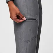 https://images.ctfassets.net/5j6wpslh72e4/1HUgXZYXSjgVjOB3myzQo9/e5253f45def43c3b816d49c29c413c1c/XS_W_HW_Zamora_Navy_Q2_2022__3.jpg