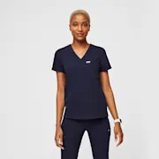 https://images.ctfassets.net/5j6wpslh72e4/2OGw964jy7nfWdE8urcLhw/d59be1323cc41640314a1d269211eb3b/W_Catarina_Navy_2022_Core_1.jpg