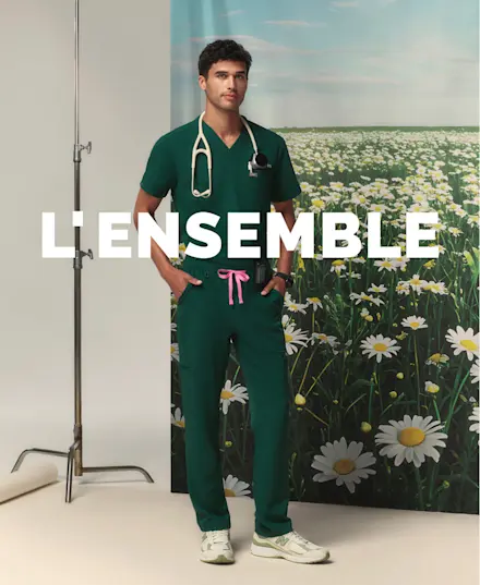 Un haut. Un pantalon. Une alliance parfaite en médecine. Procurez-vous notre ensemble de vêtements médicaux le plus vendu et partez.