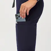 https://images.ctfassets.net/5j6wpslh72e4/2XVr2aZVUt6twkIGSXz1dV/f0ce7f001efc1d03bc34ff899d3ad1a5/Q3_2023_08_NAVY_HW-YOLA_W_NICOLA_23439.jpg