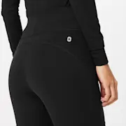 https://images.ctfassets.net/5j6wpslh72e4/3G55wFxXH9G5ZOHPDNJuhb/396f6f54b77958704c0928677ee68d03/Q1_2024_1_BLACK_SCRUB_LEGGING_W_CHARO_0578_.jpg