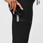 https://images.ctfassets.net/5j6wpslh72e4/3KBMXQSCiy4m3uzqdbFt5l/e4f74f0e1765f510a05333b6dbb4b94d/XS_W_HW_Yola_2.0_Black_Q2_2022___4.jpg