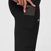https://images.ctfassets.net/5j6wpslh72e4/4PyADKXKJmvpQiNb2J1kkb/3e1fdd990eb2bdee65853ab6dc9e3903/XS_W_Kade_Black_Q2_2022___4.jpg
