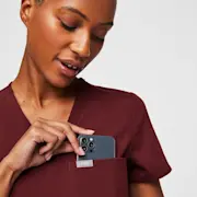 https://images.ctfassets.net/5j6wpslh72e4/4alyYOozWyajHrbgweEnXK/065878ae9e4327e5e3e031983f6cc3ed/Womens-Catarina-Top-burgundy-S-3.jpg.jpg