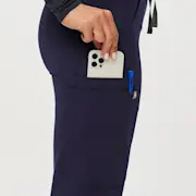https://images.ctfassets.net/5j6wpslh72e4/5F6UglLiuwLaZtBFlE1C8X/cdd976709a06c43adc029e19889f8184/Q3_2023_08_NAVY_KADE_W_MADI_20215.jpg