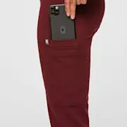 https://images.ctfassets.net/5j6wpslh72e4/5kjwmnCE3tfVG0V6630I1S/cda10fa1395fce7c3d4943eed91d61cd/W_HW_Yola_Pant_2.0_Burgundy_Q2_2022__06_3.jpg
