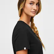https://images.ctfassets.net/5j6wpslh72e4/5lg24VlYlAljHjj8BnT8Vx/889f08d51abf4faff34369ba60ddd2a4/W_Catarina_Black_Updated_Backgound_Core_2022__03.jpg