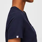 https://images.ctfassets.net/5j6wpslh72e4/7BKVUra99tufmjs6ew5oAg/fc01405565dfa373c53e11a3cf04b9ac/W_Catarina_Navy_2022_Core_5.jpg