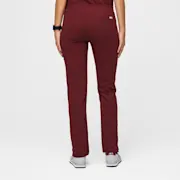 https://images.ctfassets.net/5j6wpslh72e4/7pZVQ9xV3SdtT2RkbEodEa/476d4e4fb31847a1893da19791d0e9eb/W_Yola_Burgundy_Core_Updated_Background_2022__4.jpg