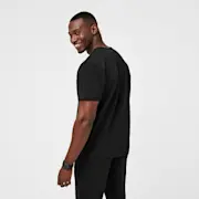 https://images.ctfassets.net/5j6wpslh72e4/7v6sZhItvAmTAH8P1hU2N0/ec9597b08555ce831fe6edea85835d32/Mens-Leon-Scrub-Top-black-L-4.jpg