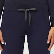 https://images.ctfassets.net/5j6wpslh72e4/beAjBjMPJjRyKuhfQKUfL/8e03c65f8578fadb5074319b879fa6e7/Q3_2023_08_NAVY_KADE_W_MADI_20212.jpg