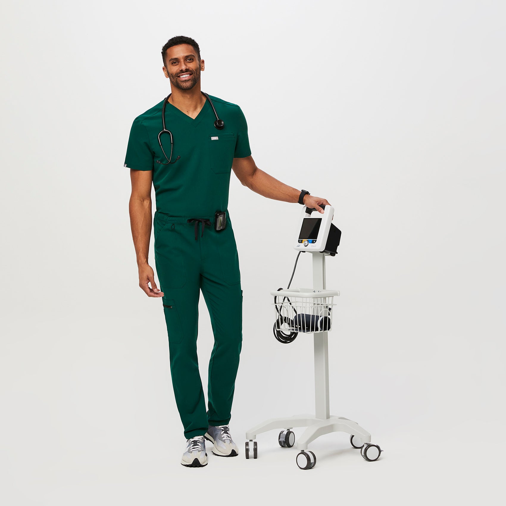 https://cdn.shopify.com/s/files/1/0139/8942/files/Q1_2023_01_AMAZON-GREEN_SLIM-CAIRO_M_GABE_20929.jpg?v=1685053741