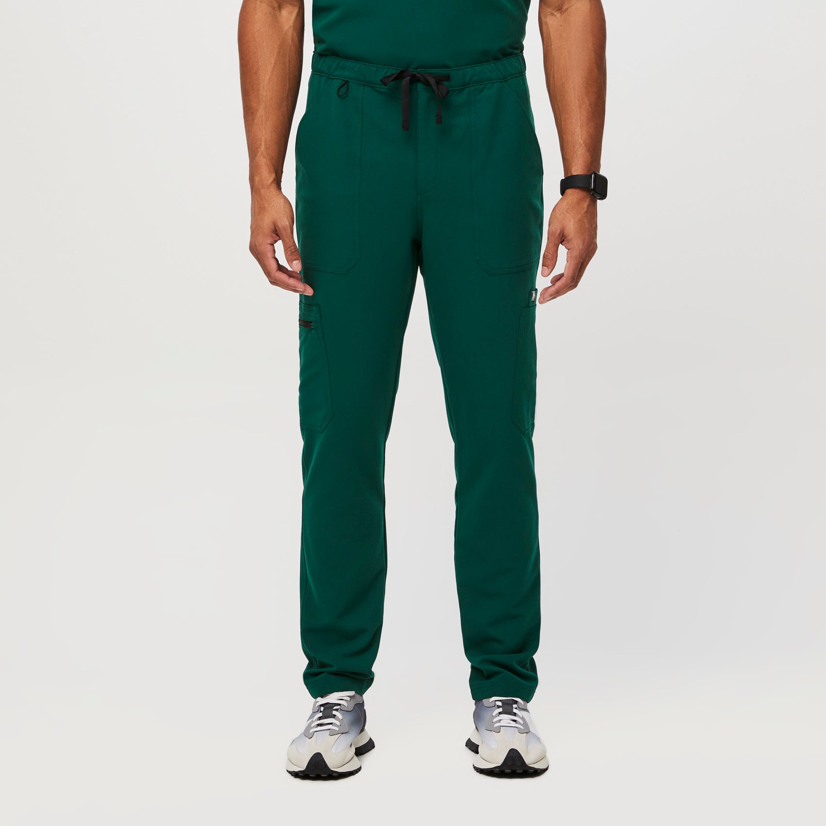 https://cdn.shopify.com/s/files/1/0139/8942/files/Q1_2023_01_AMAZON-GREEN_SLIM-CAIRO_M_GABE_20949.jpg?v=1685053741