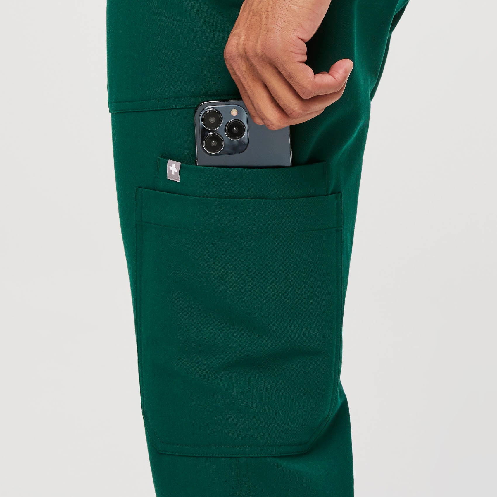 https://cdn.shopify.com/s/files/1/0139/8942/files/Q1_2023_01_AMAZON-GREEN_SLIM-CAIRO_M_GABE_20961.jpg?v=1685053741