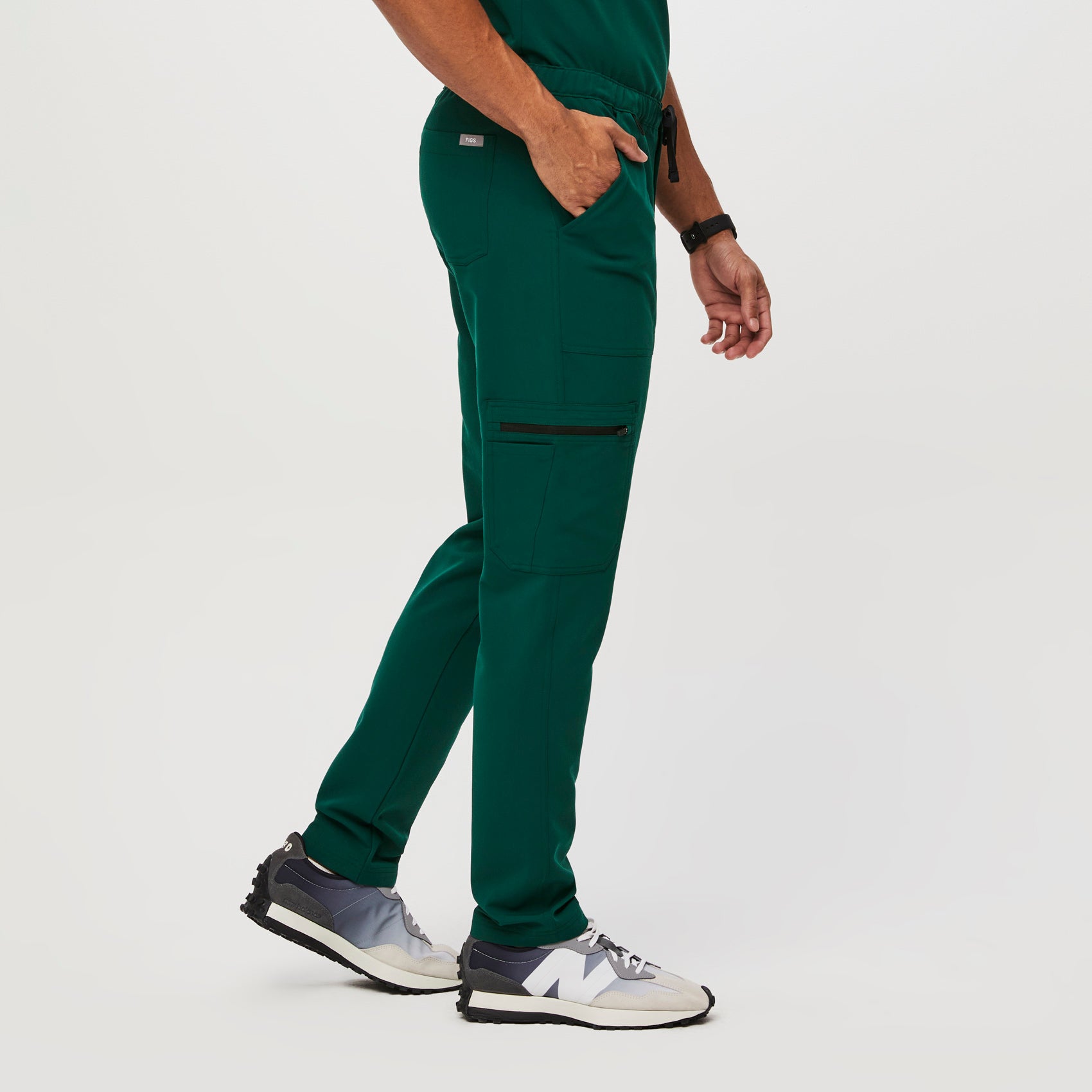 https://cdn.shopify.com/s/files/1/0139/8942/files/Q1_2023_01_AMAZON-GREEN_SLIM-CAIRO_M_GABE_20962.jpg?v=1685053741