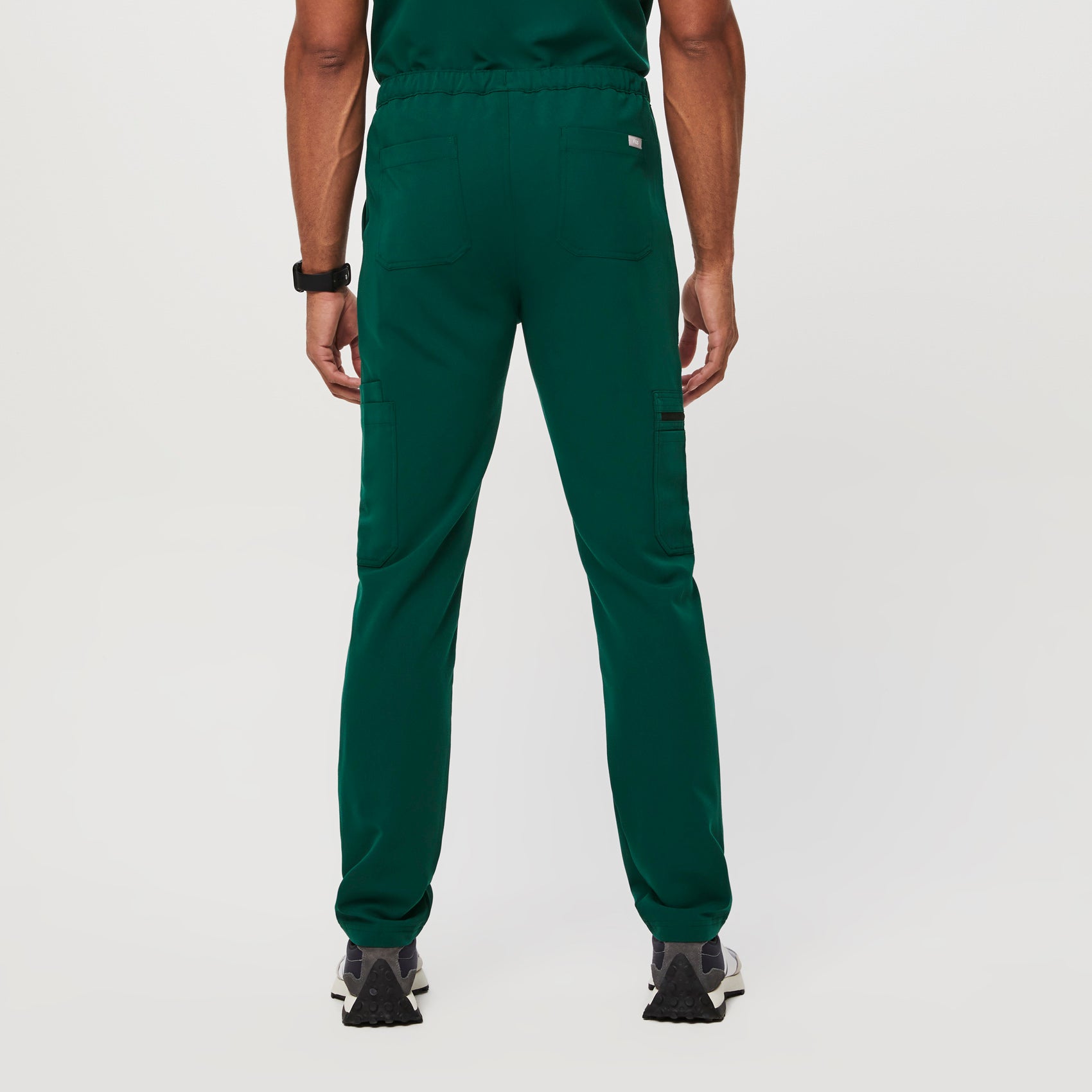 https://cdn.shopify.com/s/files/1/0139/8942/files/Q1_2023_01_AMAZON-GREEN_SLIM-CAIRO_M_GABE_20978.jpg?v=1685053741