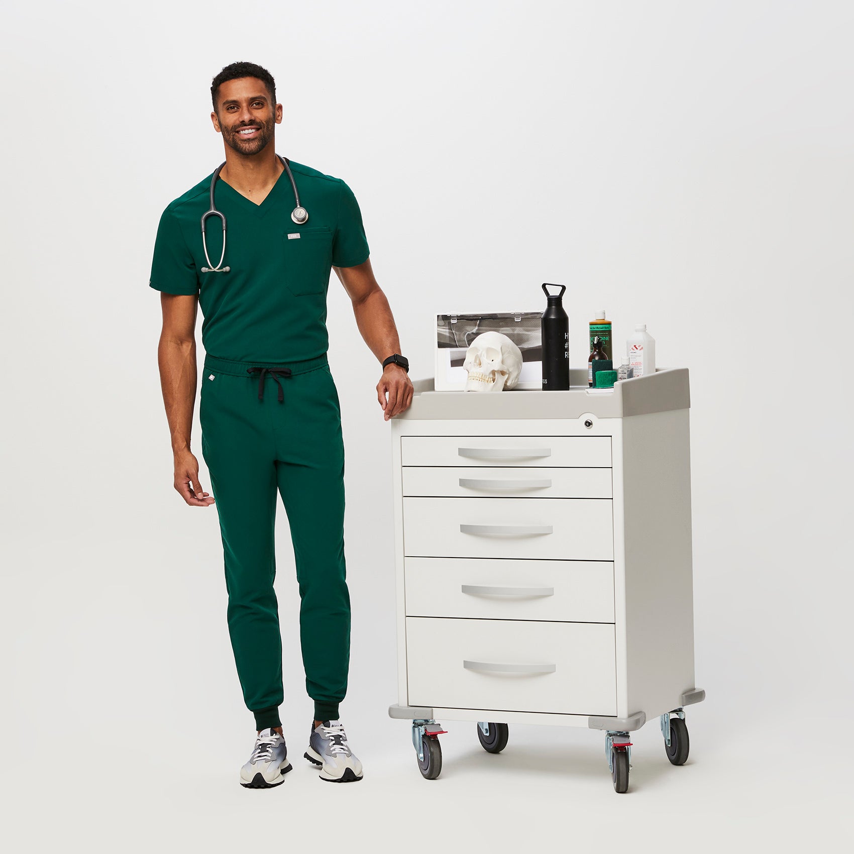https://cdn.shopify.com/s/files/1/0139/8942/files/Q1_2023_01_AMAZON-GREEN_SLIM-TANSEN_M_GABE_20795.jpg?v=1685053854