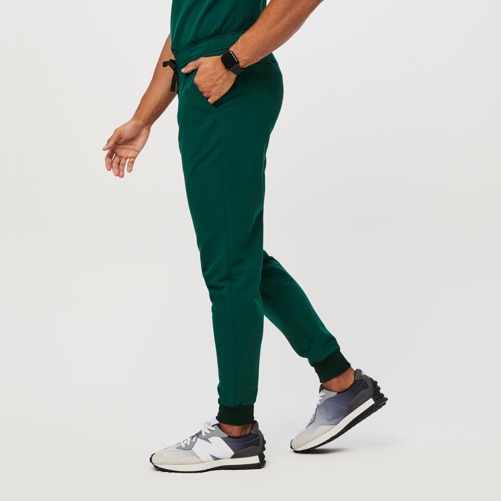 https://cdn.shopify.com/s/files/1/0139/8942/files/Q1_2023_01_AMAZON-GREEN_SLIM-TANSEN_M_GABE_20846.jpg?v=1685053854