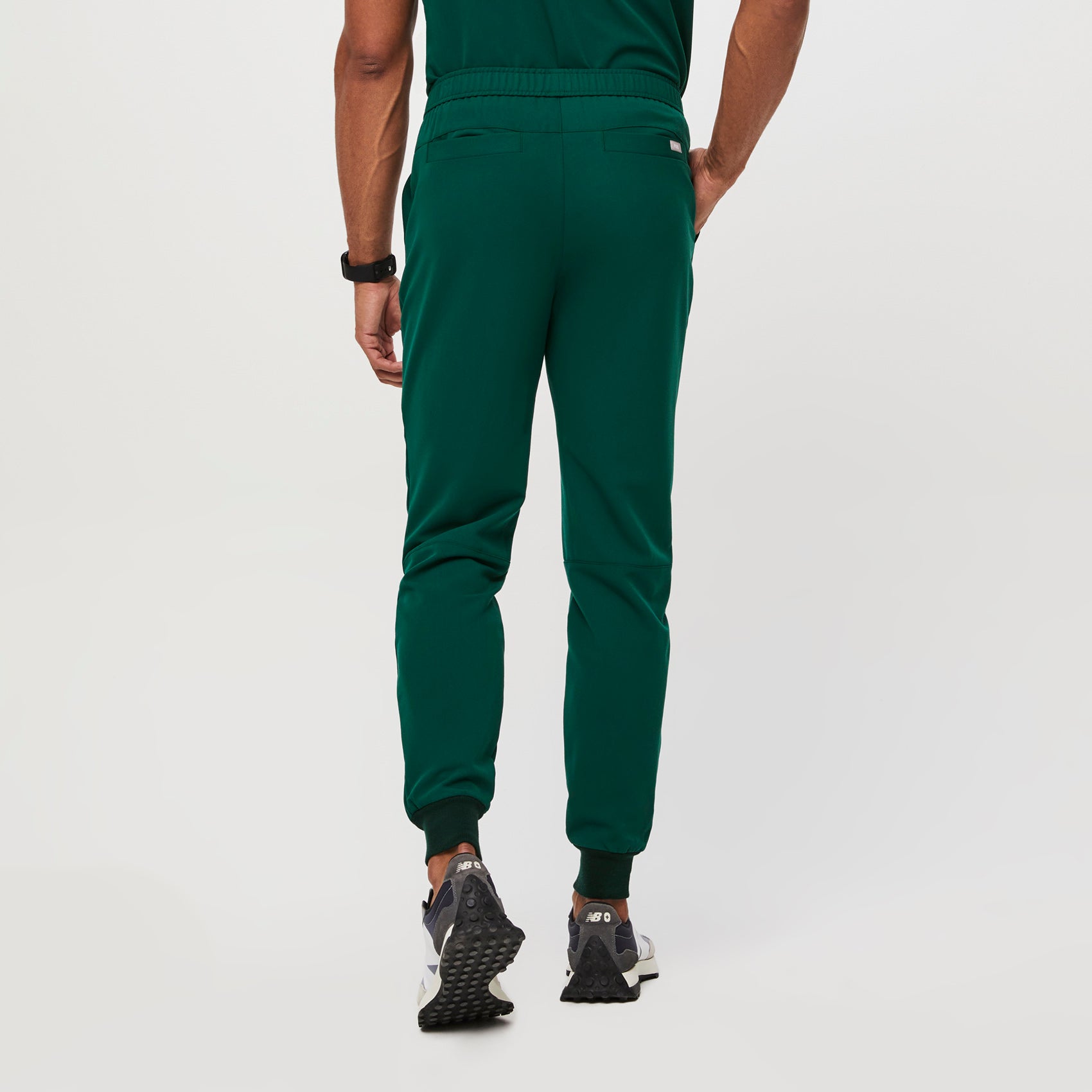https://cdn.shopify.com/s/files/1/0139/8942/files/Q1_2023_01_AMAZON-GREEN_SLIM-TANSEN_M_GABE_20852.jpg?v=1685053854