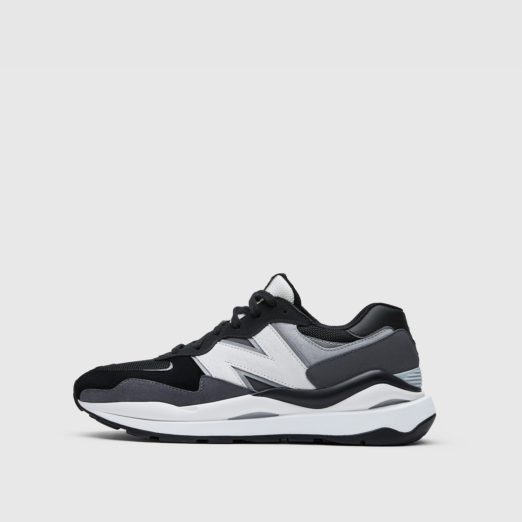 https://cdn.shopify.com/s/files/1/0139/8942/files/Q1_2023_01_BLACK_NB-5740_U_GHOST_14248.jpg?v=1683043943