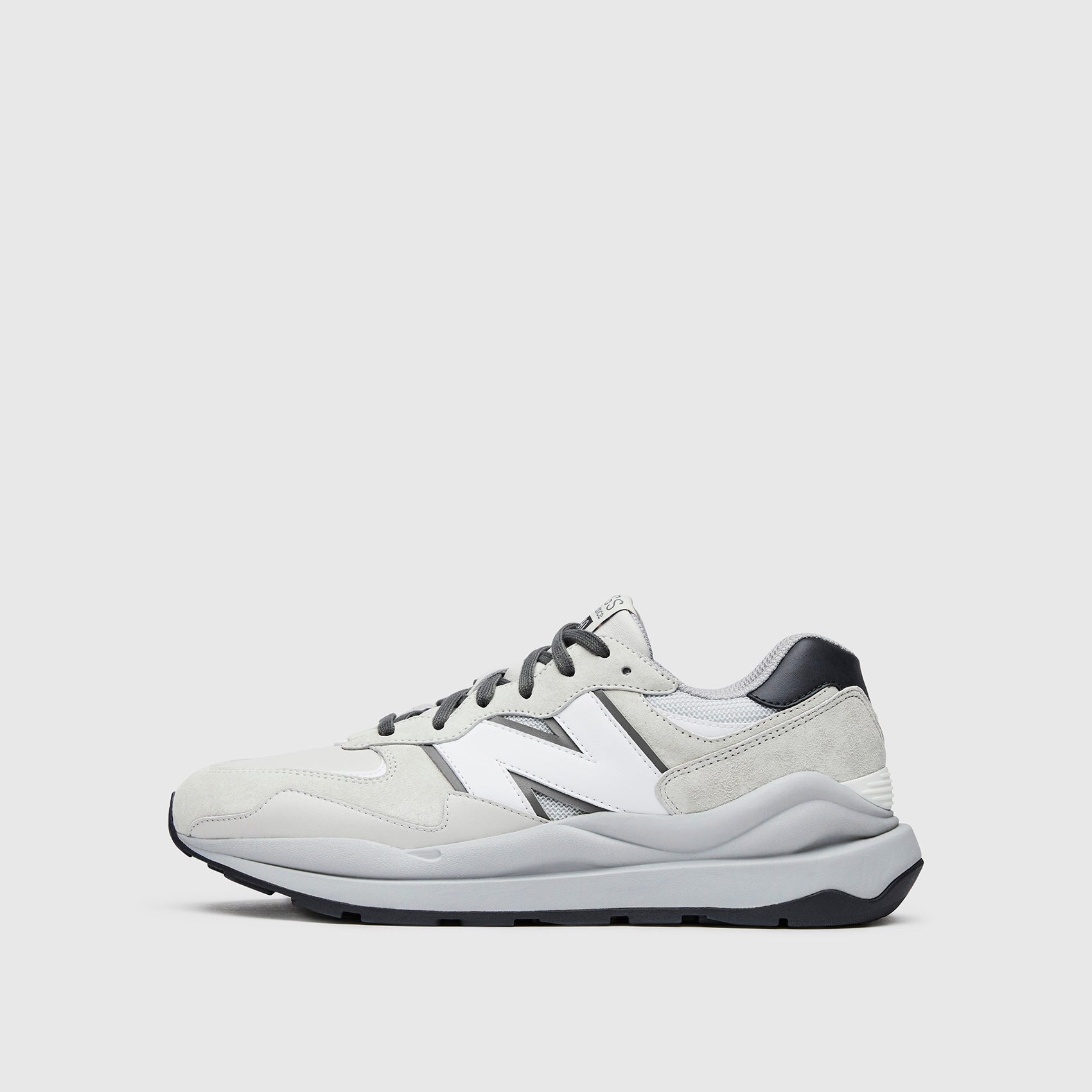 https://cdn.shopify.com/s/files/1/0139/8942/files/Q1_2023_01_WHITE_NB-5740_U_GHOST_14257.jpg?v=1682984347