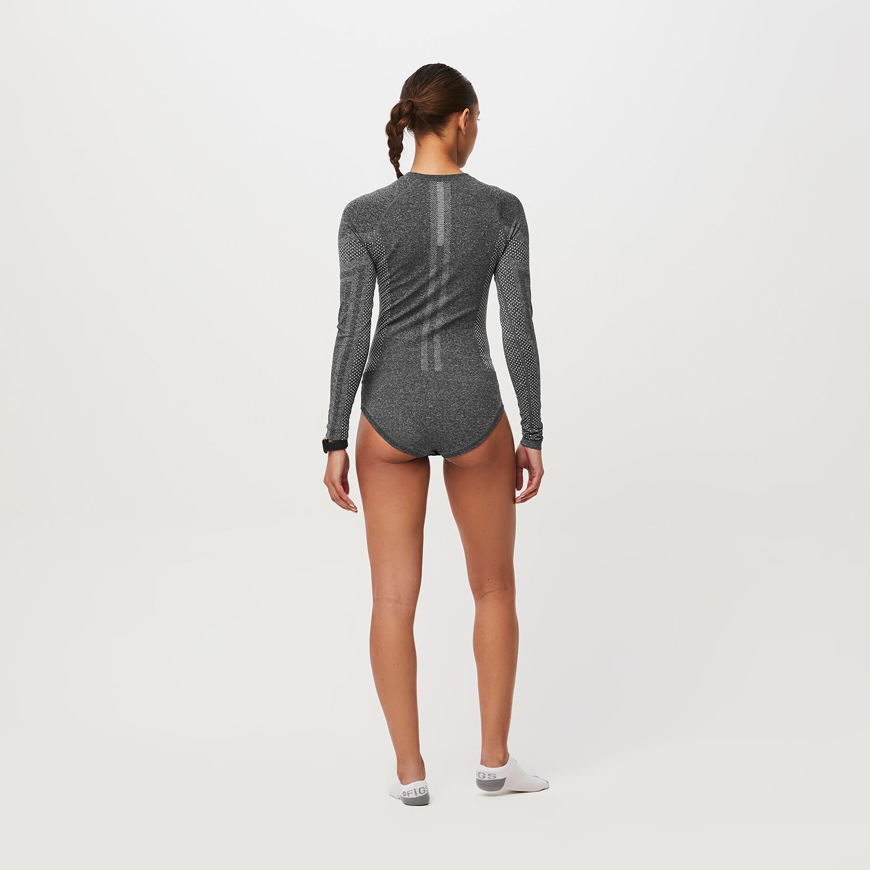 https://cdn.shopify.com/s/files/1/0139/8942/files/Q1_2023_02_GRAPHITE_SALTA-BODYSUIT_W_NATALIE_33274.jpg?v=1684354109