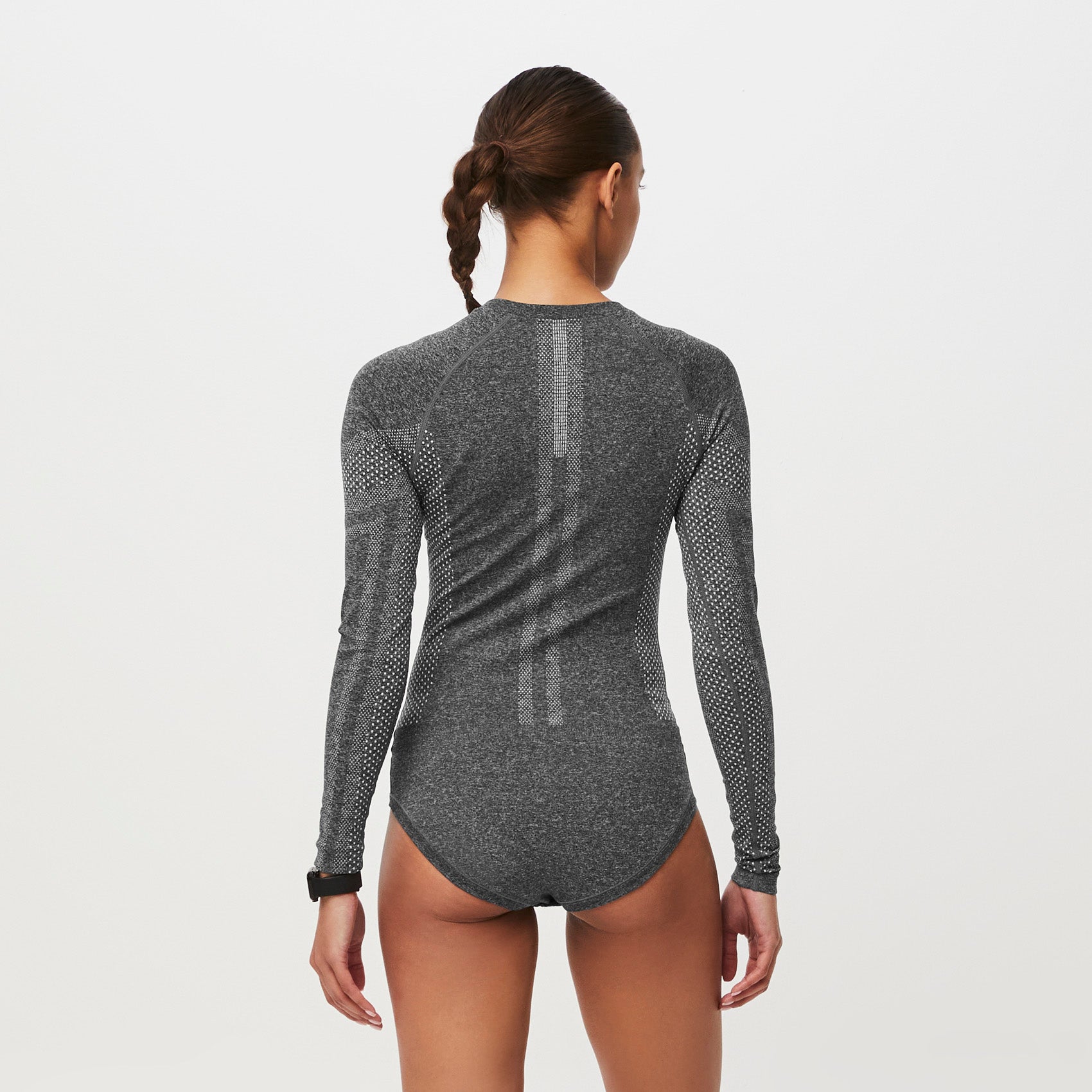 https://cdn.shopify.com/s/files/1/0139/8942/files/Q1_2023_02_GRAPHITE_SALTA-BODYSUIT_W_NATALIE_33274copy.jpg?v=1684354081