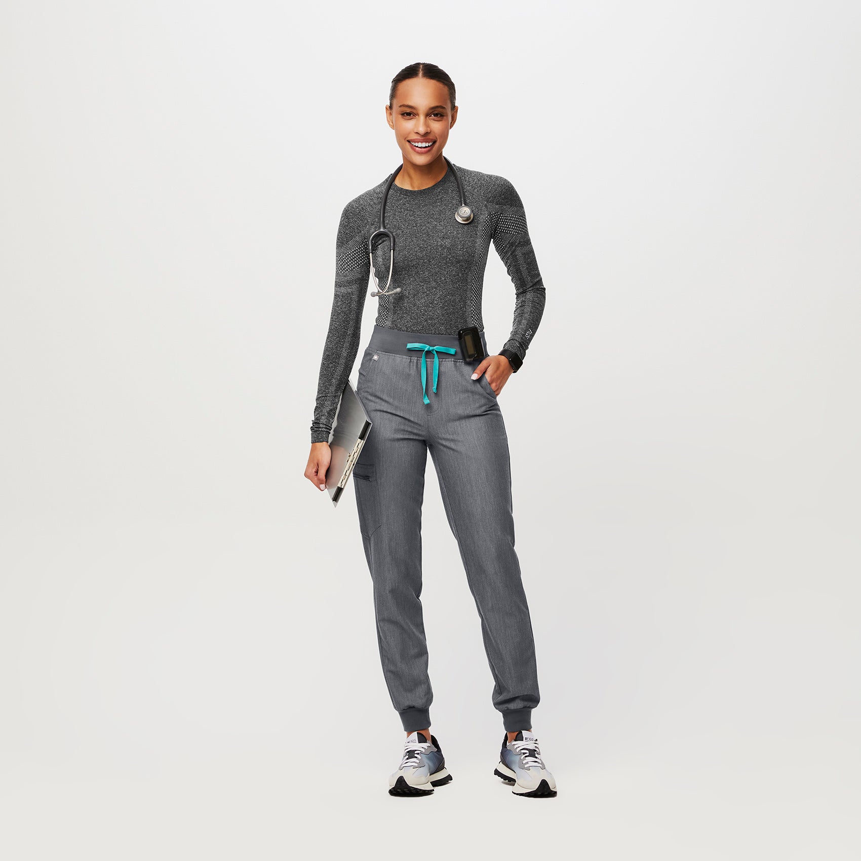 https://cdn.shopify.com/s/files/1/0139/8942/files/Q1_2023_02_GRAPHITE_SALTA-BODYSUIT_W_NATALIE_33319.jpg?v=1684354081