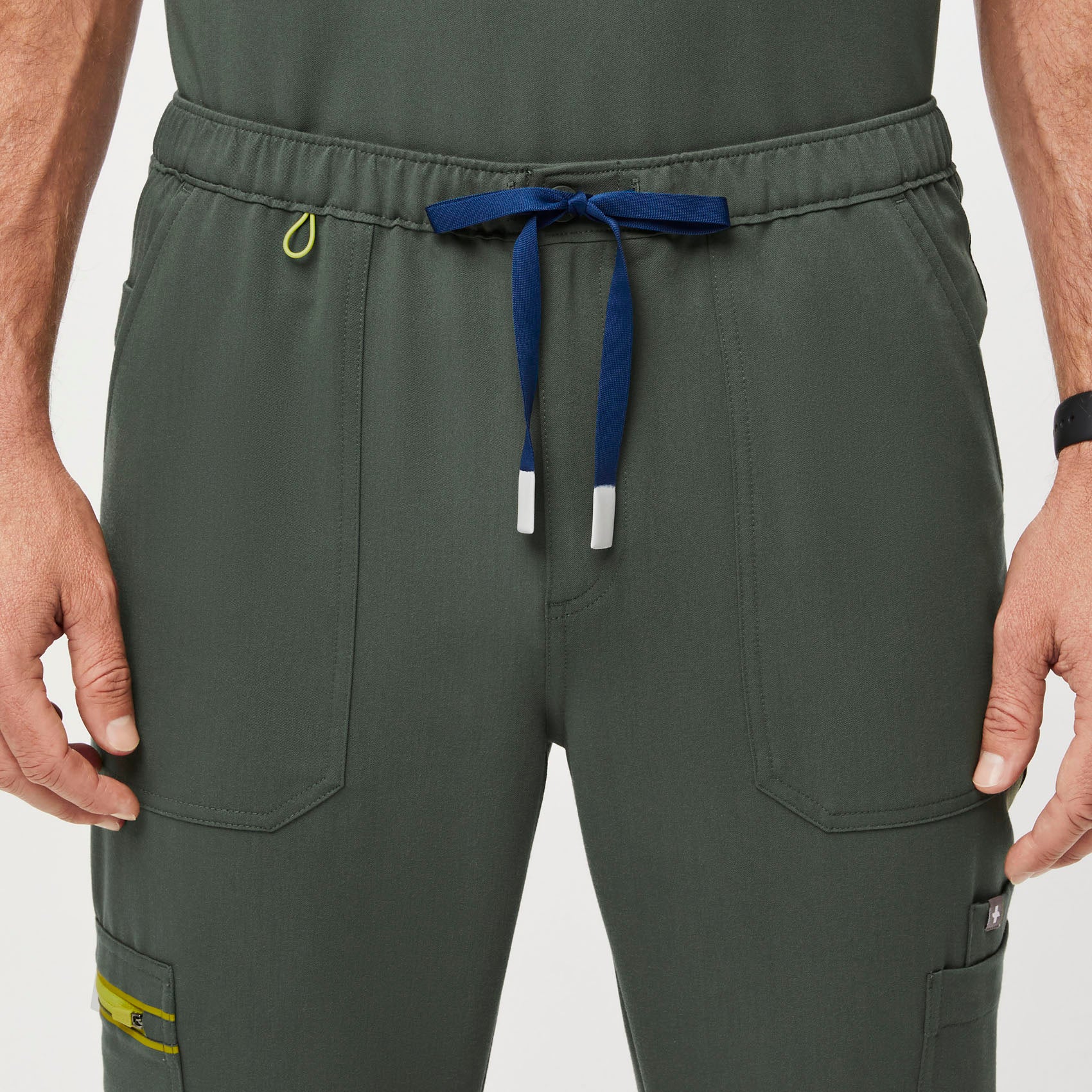 https://cdn.shopify.com/s/files/1/0139/8942/files/Q1_2023_02_MOSS_CAIRO-CONTRAST_M_COREY_40165.jpg?v=1682624981