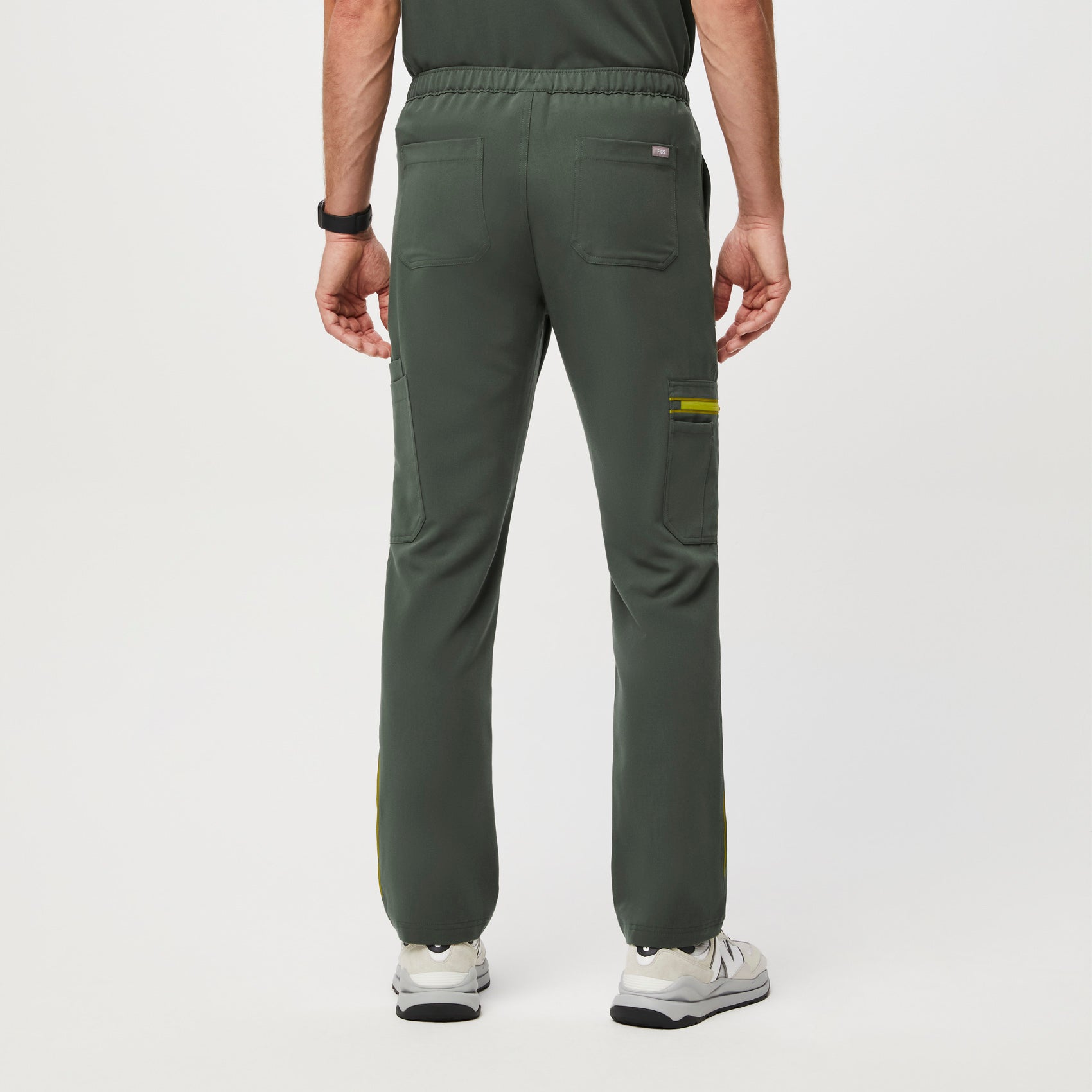 https://cdn.shopify.com/s/files/1/0139/8942/files/Q1_2023_02_MOSS_CAIRO-CONTRAST_M_COREY_40187.jpg?v=1682624981