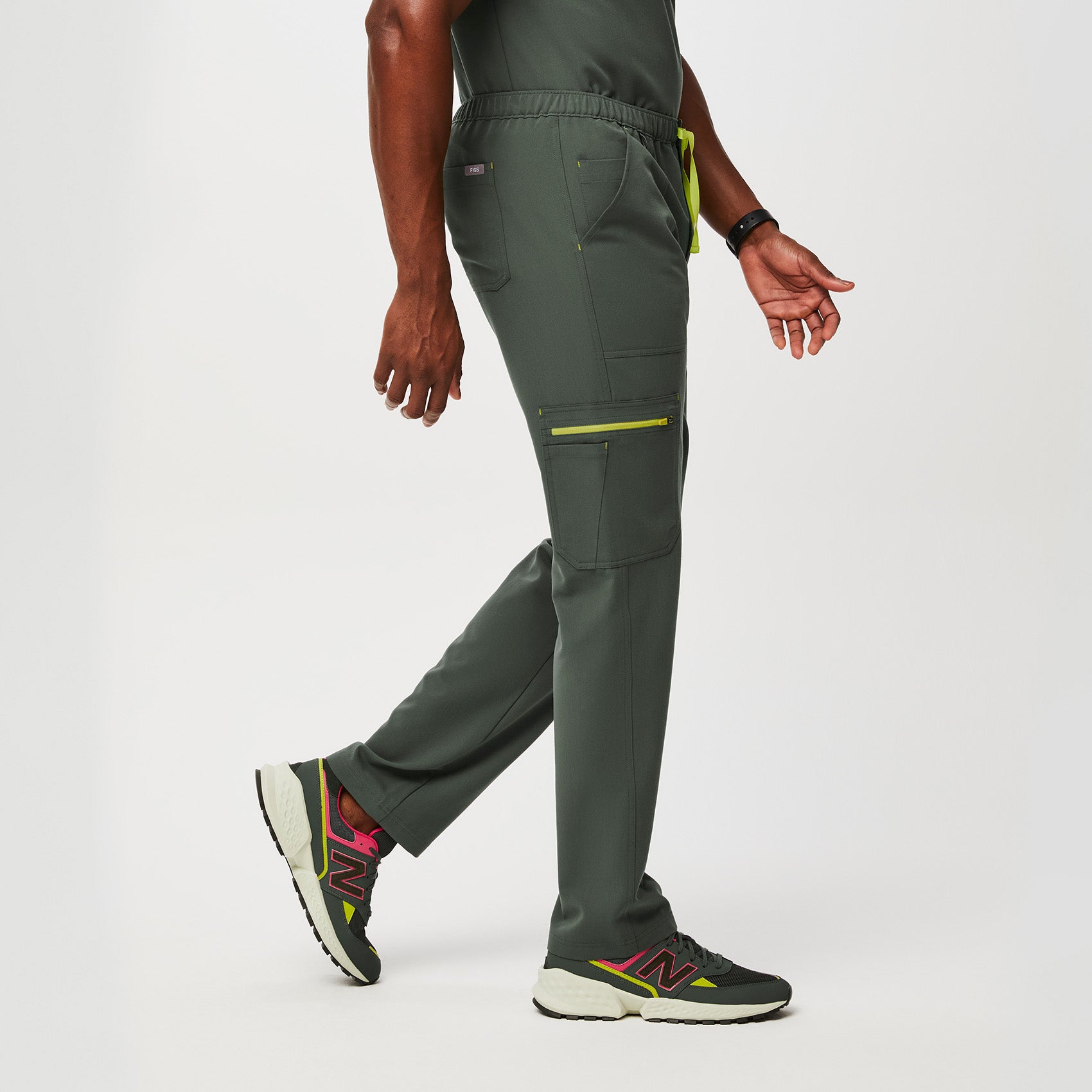 https://cdn.shopify.com/s/files/1/0139/8942/files/Q1_2023_02_MOSS_CONTRAST-TPU-CAIRO_M_TERRANCE_44834_9129a056-b18f-4573-a3a6-f22dfa9dc50e.jpg?v=1683210159