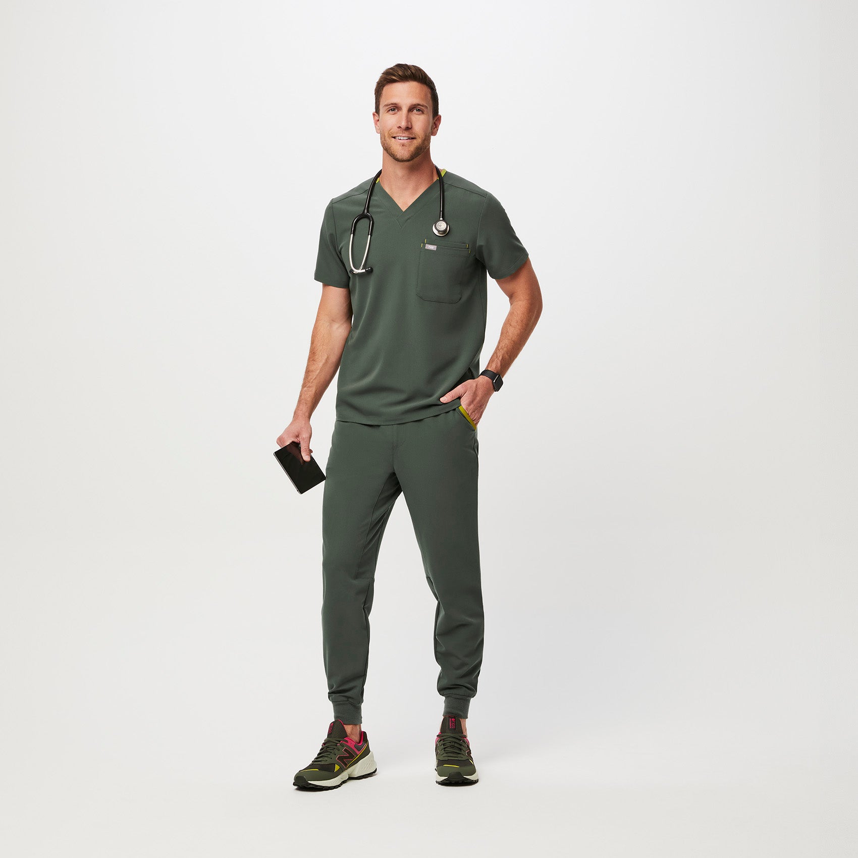 https://cdn.shopify.com/s/files/1/0139/8942/files/Q1_2023_02_MOSS_LEON-CONTRAST_M_COREY_40277.jpg?v=1683210674