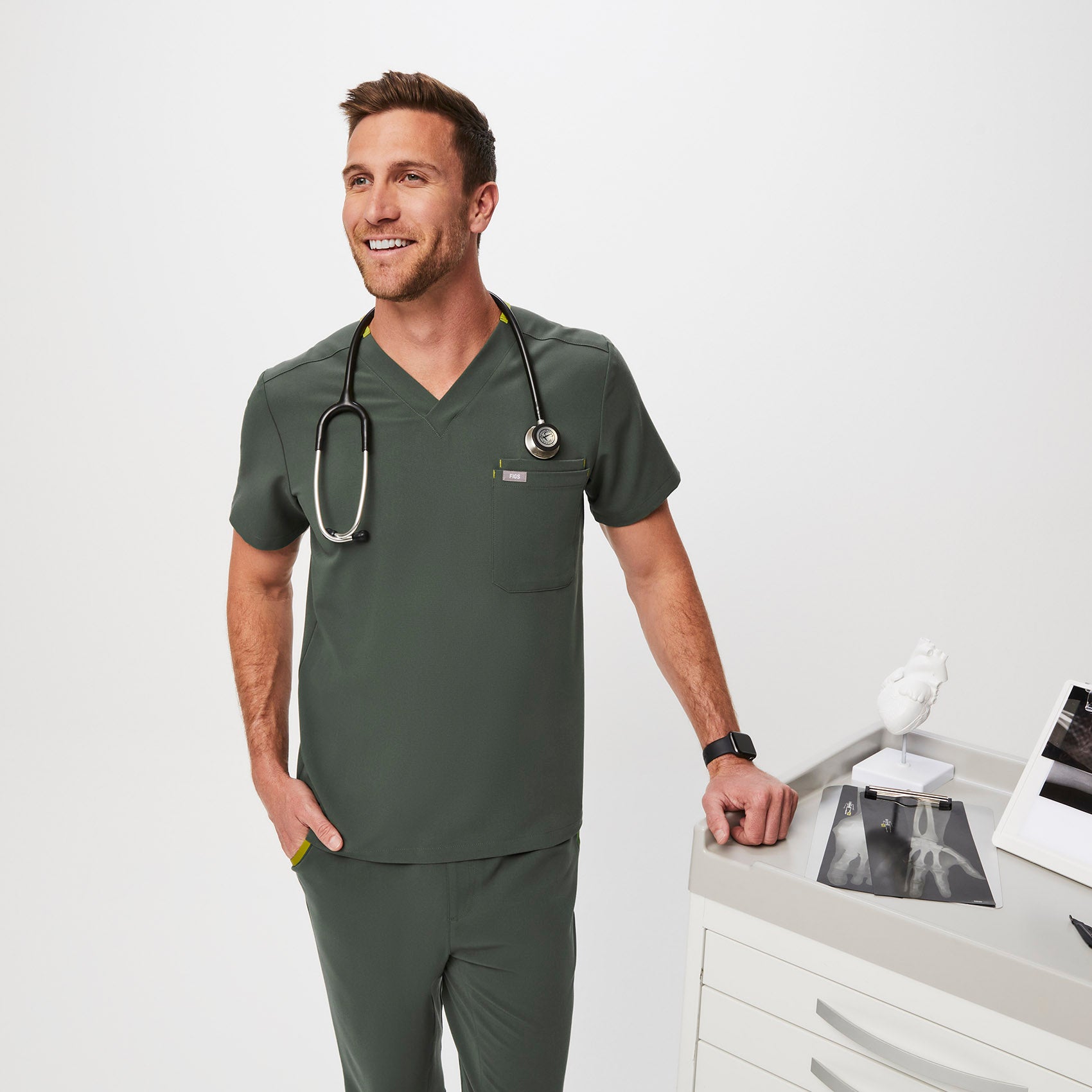 https://cdn.shopify.com/s/files/1/0139/8942/files/Q1_2023_02_MOSS_LEON-CONTRAST_M_COREY_40313.jpg?v=1683210674