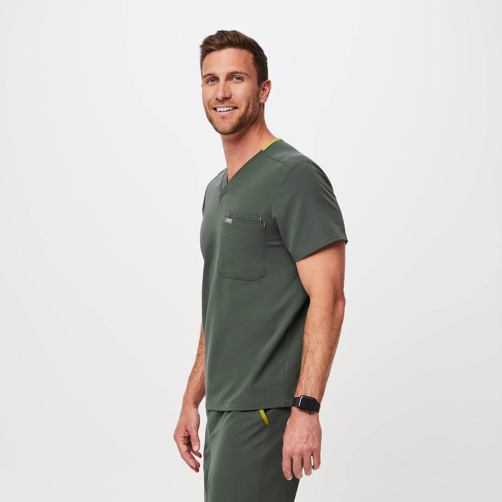 https://cdn.shopify.com/s/files/1/0139/8942/files/Q1_2023_02_MOSS_LEON-CONTRAST_M_COREY_40329.jpg?v=1694039131