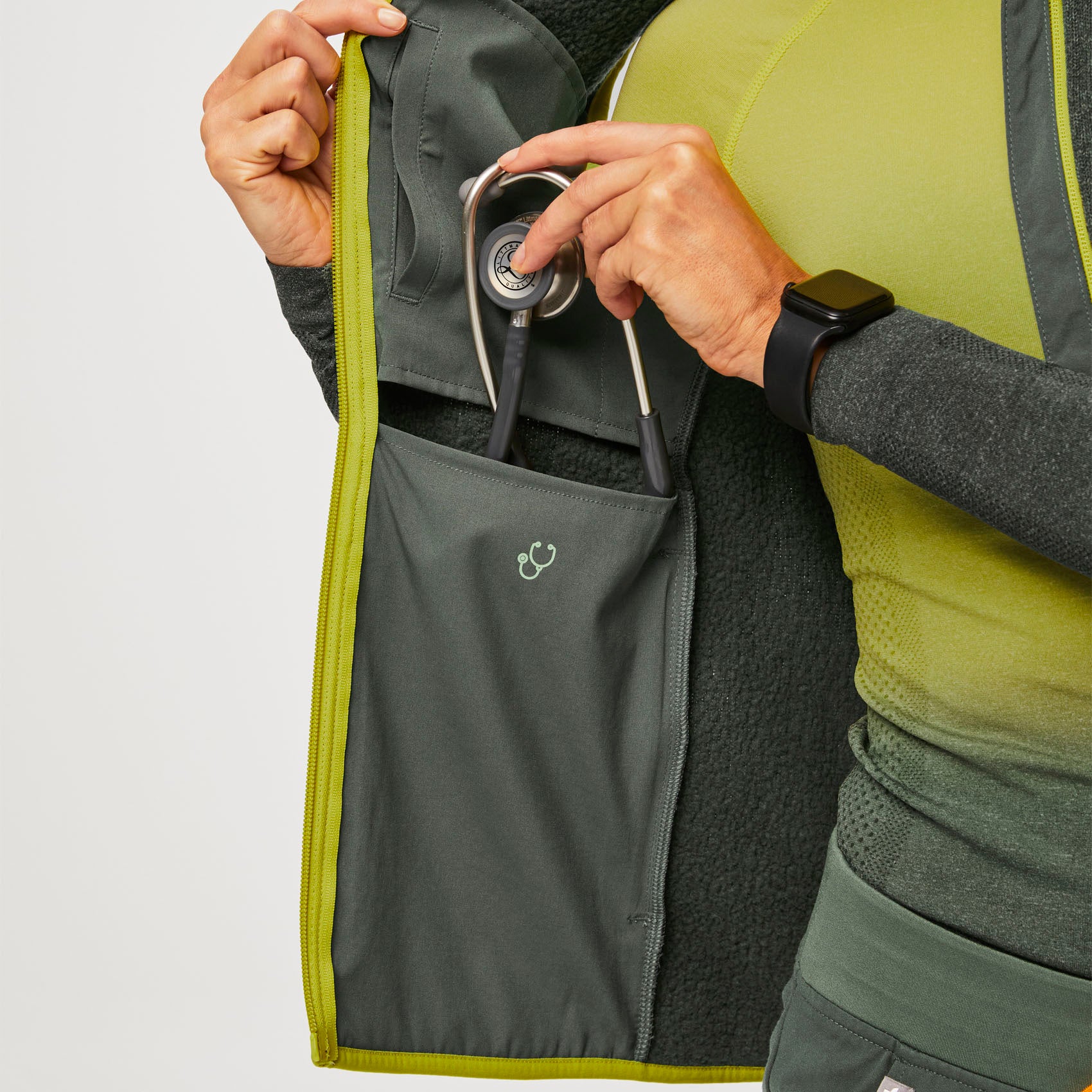 https://cdn.shopify.com/s/files/1/0139/8942/files/Q1_2023_03_HEATHERED-MOSS_SWEATERKNIT-VEST_W_MADI_53840.jpg?v=1682634944
