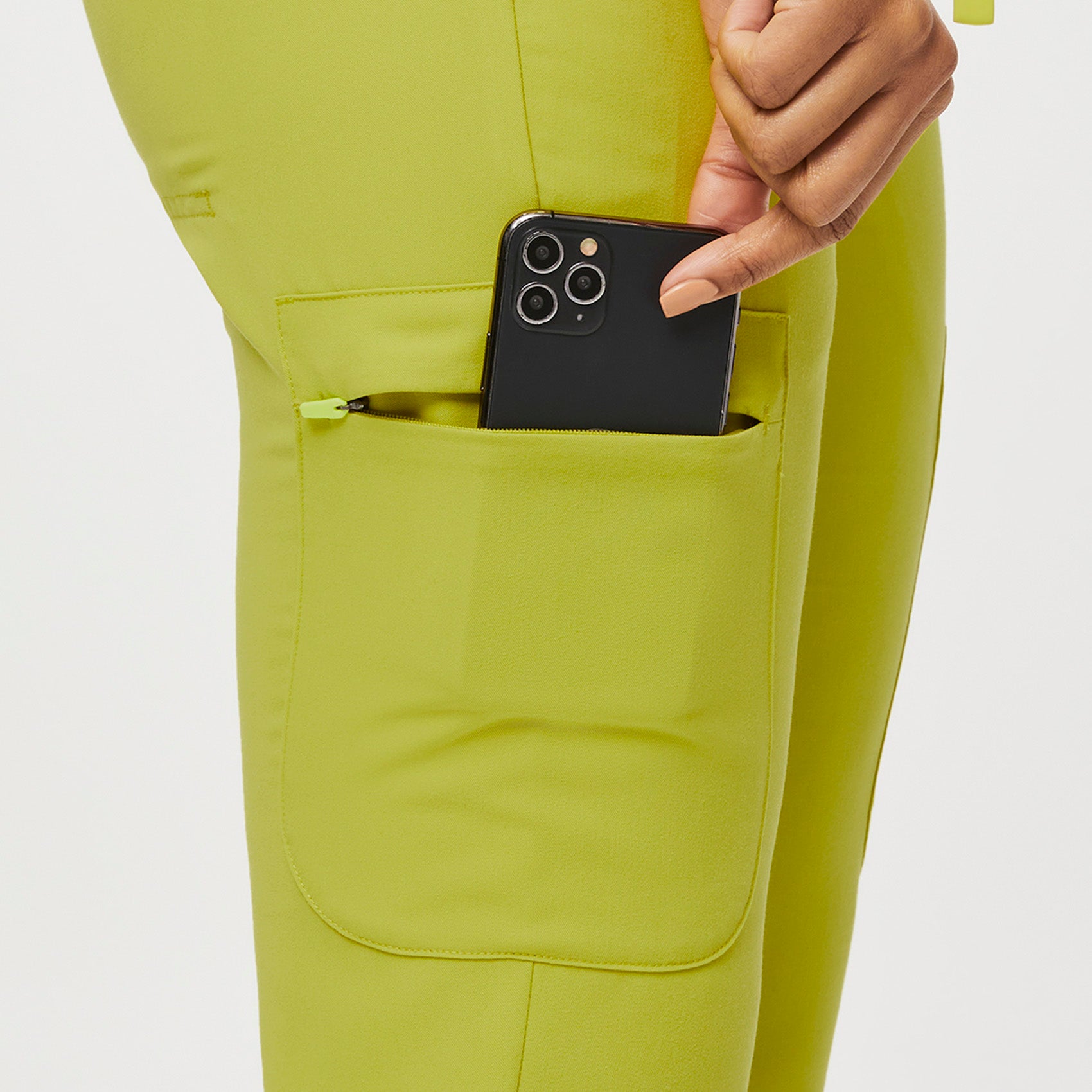 https://cdn.shopify.com/s/files/1/0139/8942/files/Q1_2023_03_LIMEADE_MUOY-PANT_W_DEJA_66531.jpg?v=1682458205