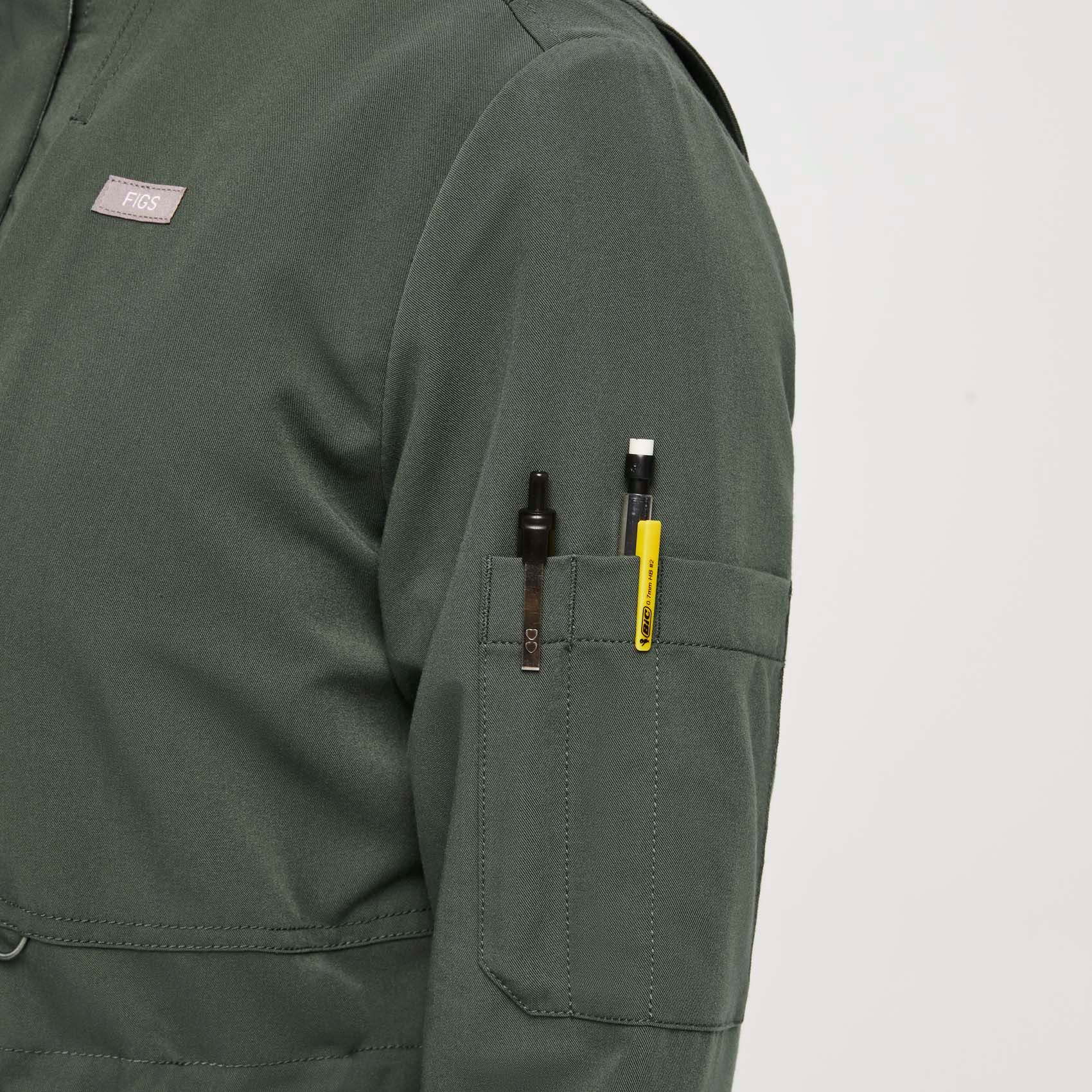 https://cdn.shopify.com/s/files/1/0139/8942/files/Q1_2023_03_MOSS_WALKER-JACKET_W_EMI_56867.jpg?v=1682692319