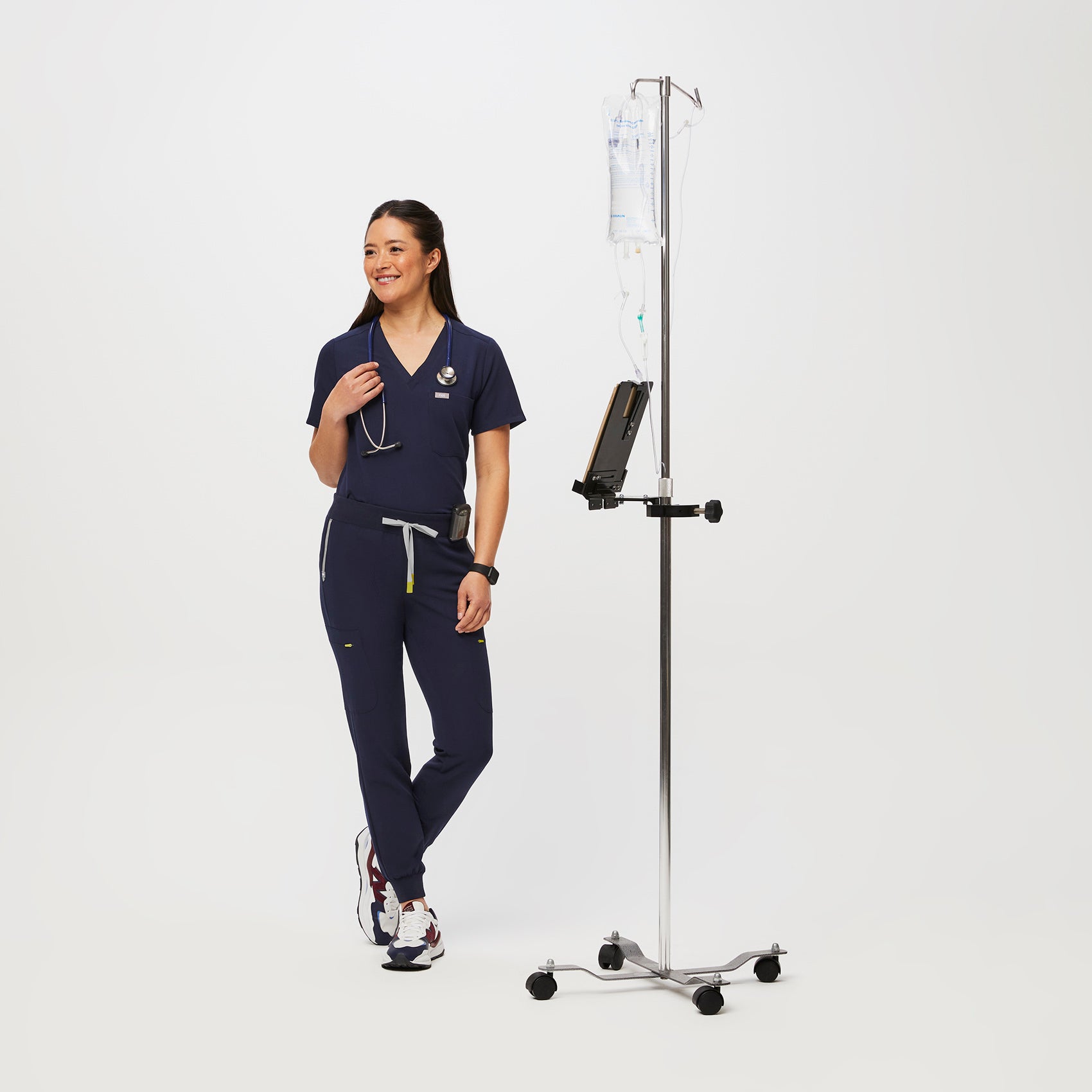 https://cdn.shopify.com/s/files/1/0139/8942/files/Q1_2023_03_NAVY_MUOY-PANT_W_EMI_57494_5f6146a7-de98-4187-ac58-ea089cdb7895.jpg?v=1683128970