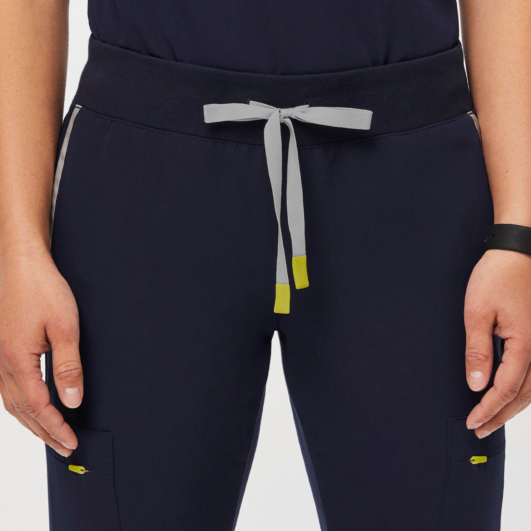 https://cdn.shopify.com/s/files/1/0139/8942/files/Q1_2023_03_NAVY_MUOY-PANT_W_EMI_57539_b7d50e9a-af63-423b-95dc-ab1db41a8f5e.jpg?v=1683128970