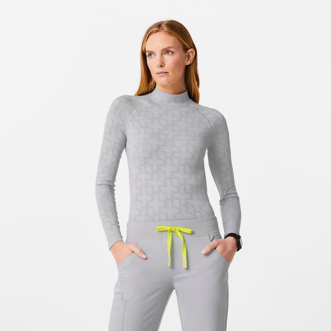 Women’s Salta Logo Mock Neck Seamless Underscrub · FIGS