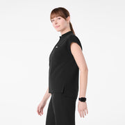 https://cdn.shopify.com/s/files/1/0139/8942/files/Q1_2025_01_BLACK_CAROLINARELAXEDTOP_MELANIE_1601.jpg?v=1741015210