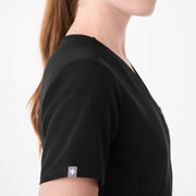 https://cdn.shopify.com/s/files/1/0139/8942/files/Q1_2025_01_BLACK_EVERLYSLIMNECKTOP_MELANIE_1502.jpg?v=1741015406