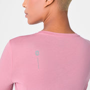 https://cdn.shopify.com/s/files/1/0139/8942/files/Q1_2025_01_CHALKPINK_SOLIDGRAPHICSUPERSOFT_DEJA_996.jpg?v=1737994748