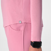 https://cdn.shopify.com/s/files/1/0139/8942/files/Q1_2025_01_CHALKPINK_SOLIDGRAPHICSUPERSOFT_DEJA_998.jpg?v=1737994748